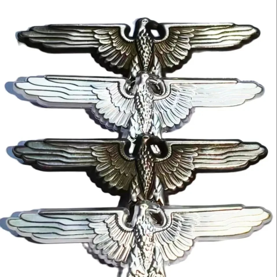 

Значок с орлом, черепом и крестом