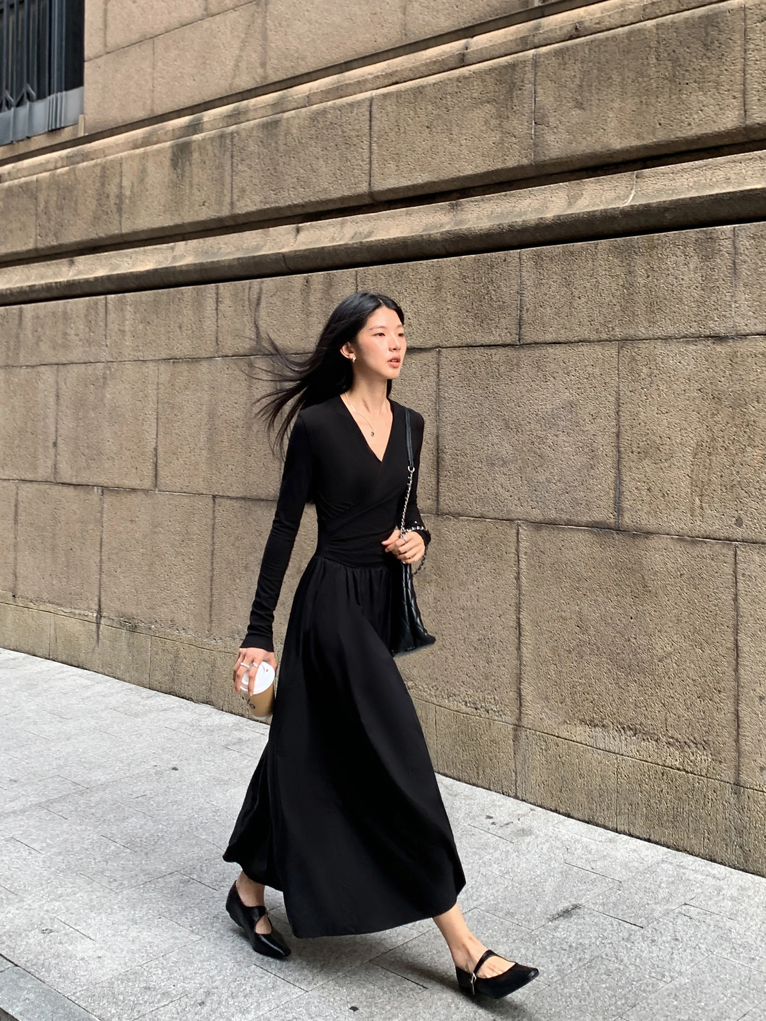 Mulvan трикотажное платье трапециевидной формы с длинными рукавами и v-образным