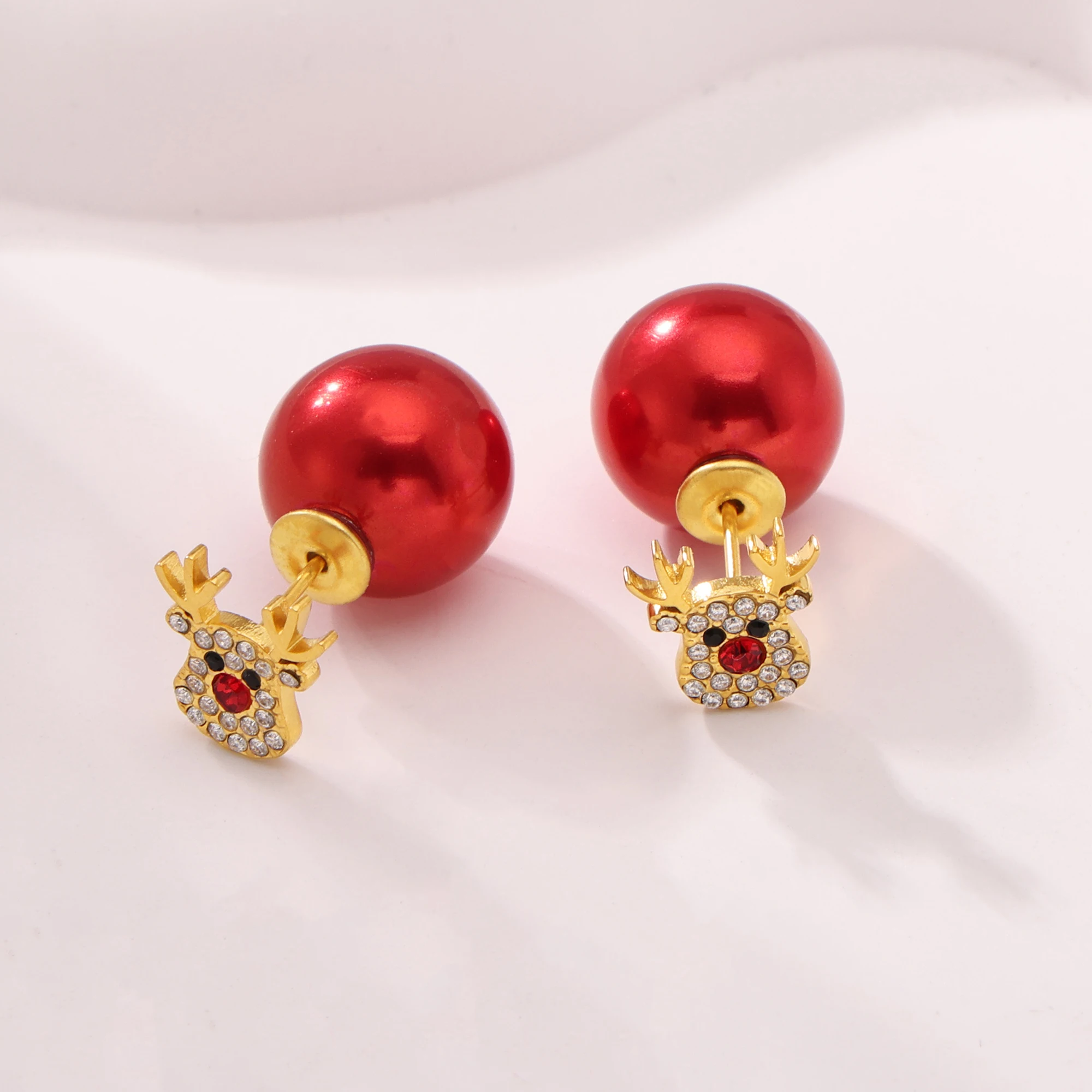 Рождественская елка с оленями и блестящими циркониевыми серьгами-гвоздиками для