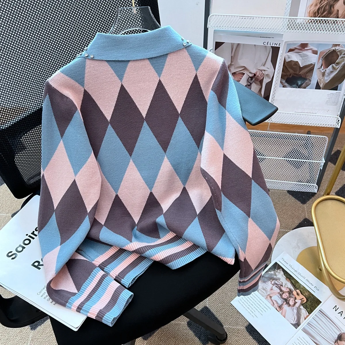 Пуловер с высокой талией и вышивкой кошки украшенный бриллиантами свитер для