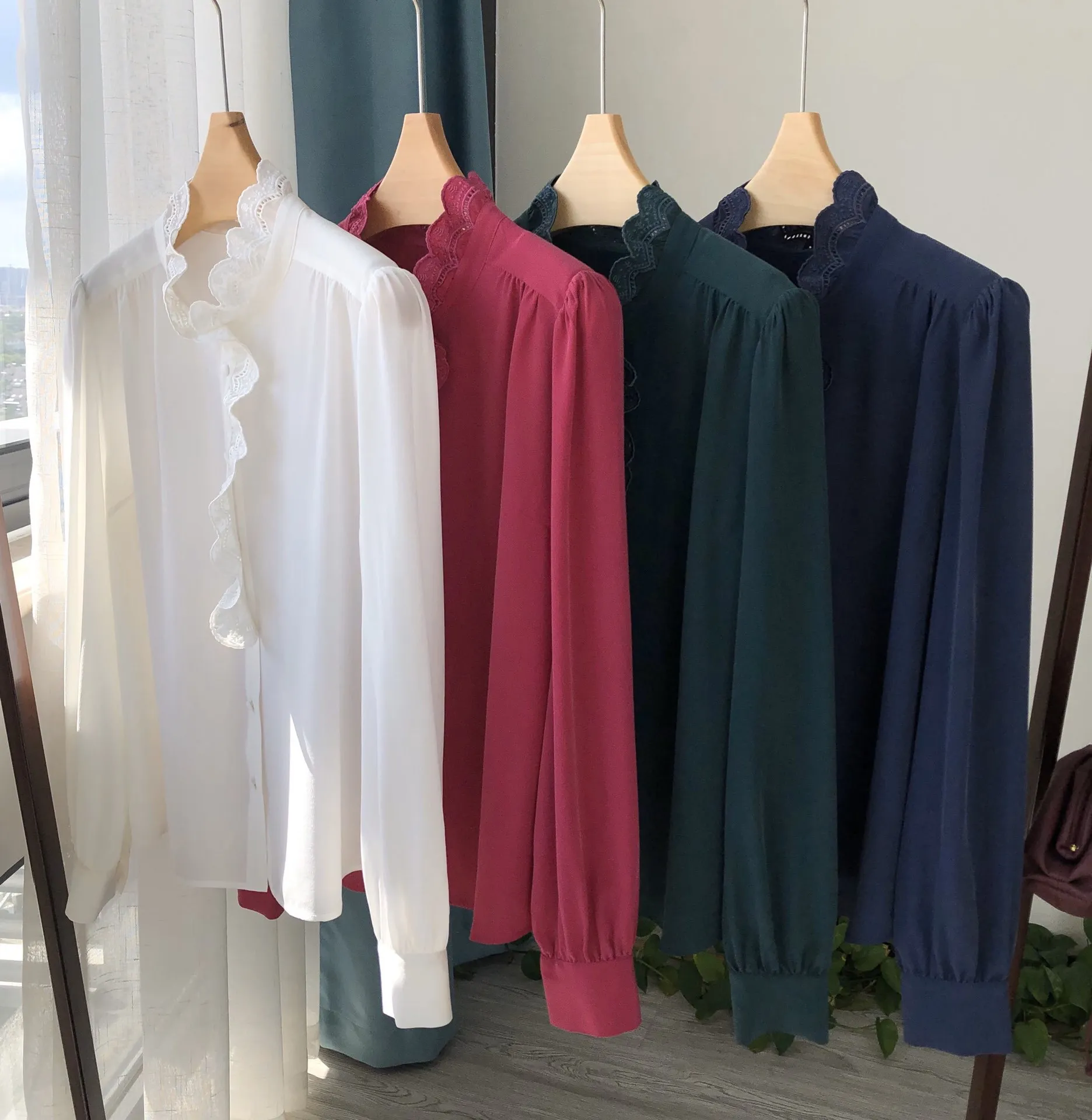 

Изысканная женская рубашка с длинным рукавом и цветочным принтом