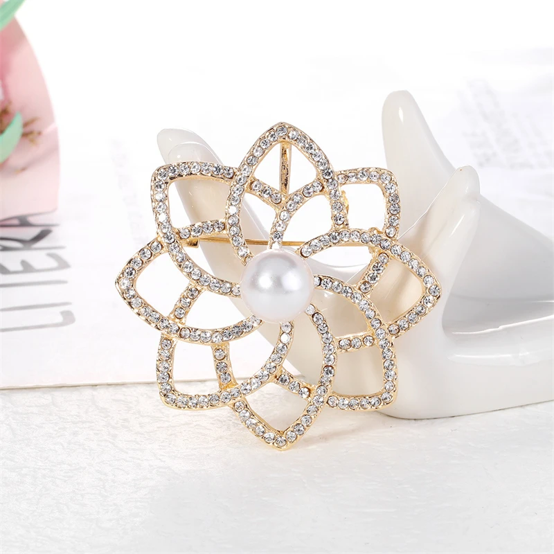 Брошь в виде цветка из сплава инкрустированная стразами новые модные украшения