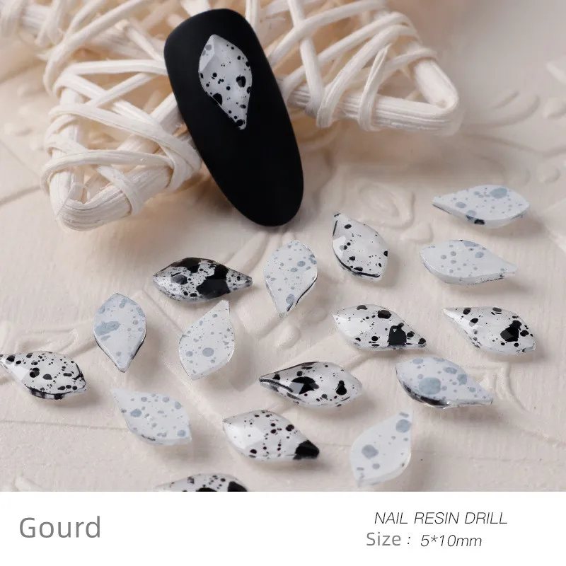 

Free Shipping the Latest Black and White Flat-bottomed Special-shaped Diamond Nail Bag Bag Garment Garment Jewelry