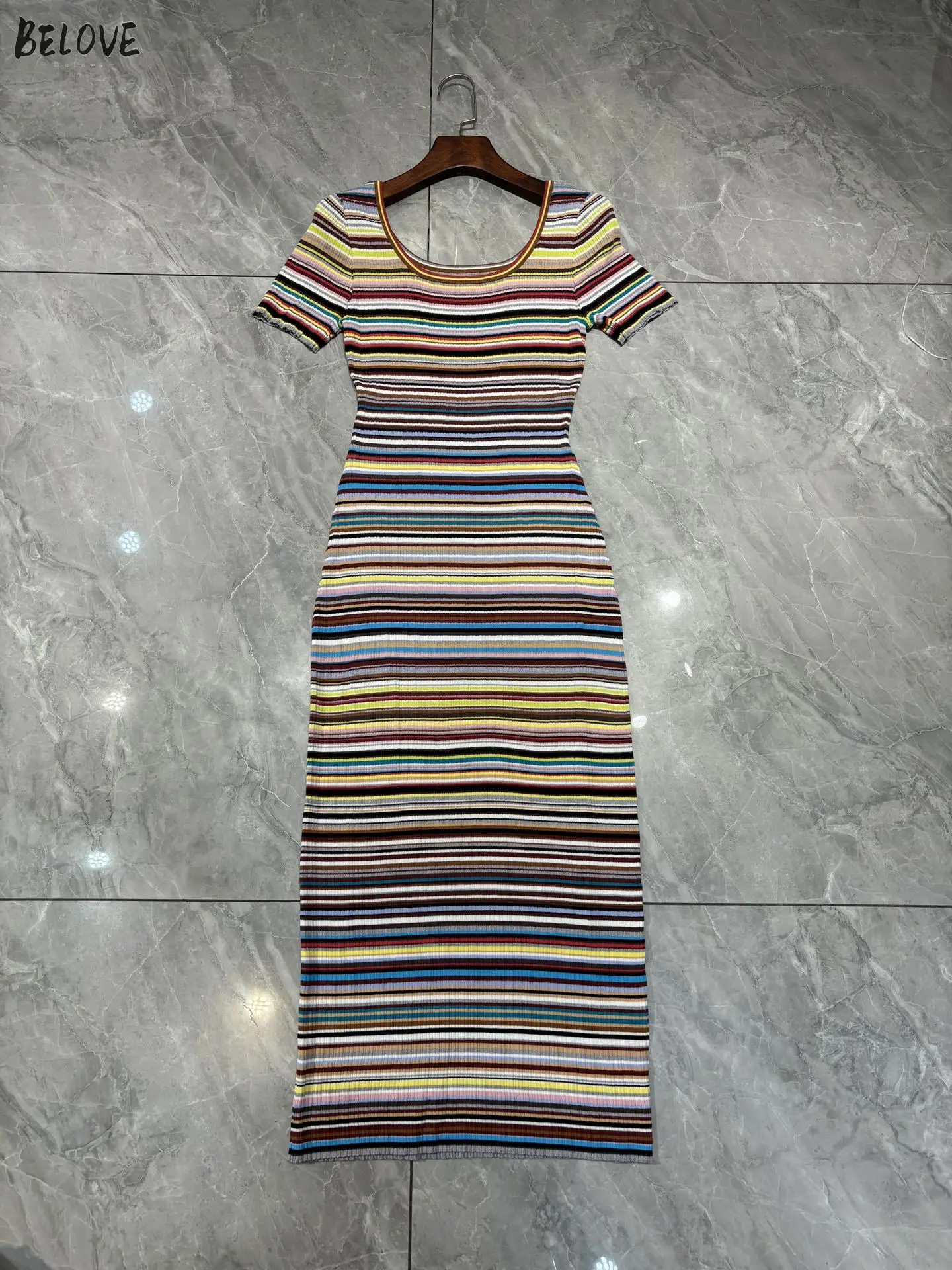 Женское трикотажное платье в красочную полоску с круглым вырезом и коротким