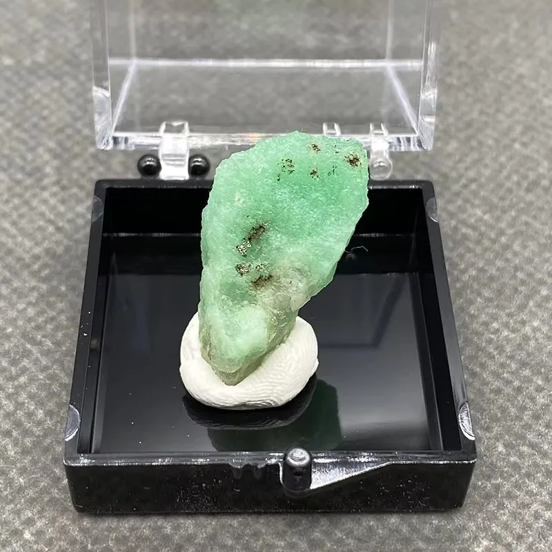 

Необработанный изумрудный кристалл, коллекция камней