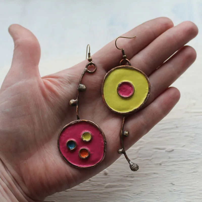 

Retro Ethnic Style Graffiti Artistic Painting Drop Earrings Asymmetrical Design Bronze Metal Red Yellow Earring for Women Gifts