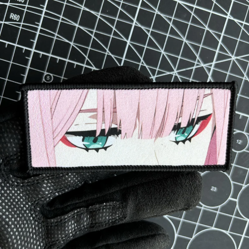 Фото ВОЕННЫЙ ЗНАЧОК Zero Two Eyes для морального духа в стиле аниме Дарлинг в Германии искусственный крючок и петля с принтом тактические военные искусства №1