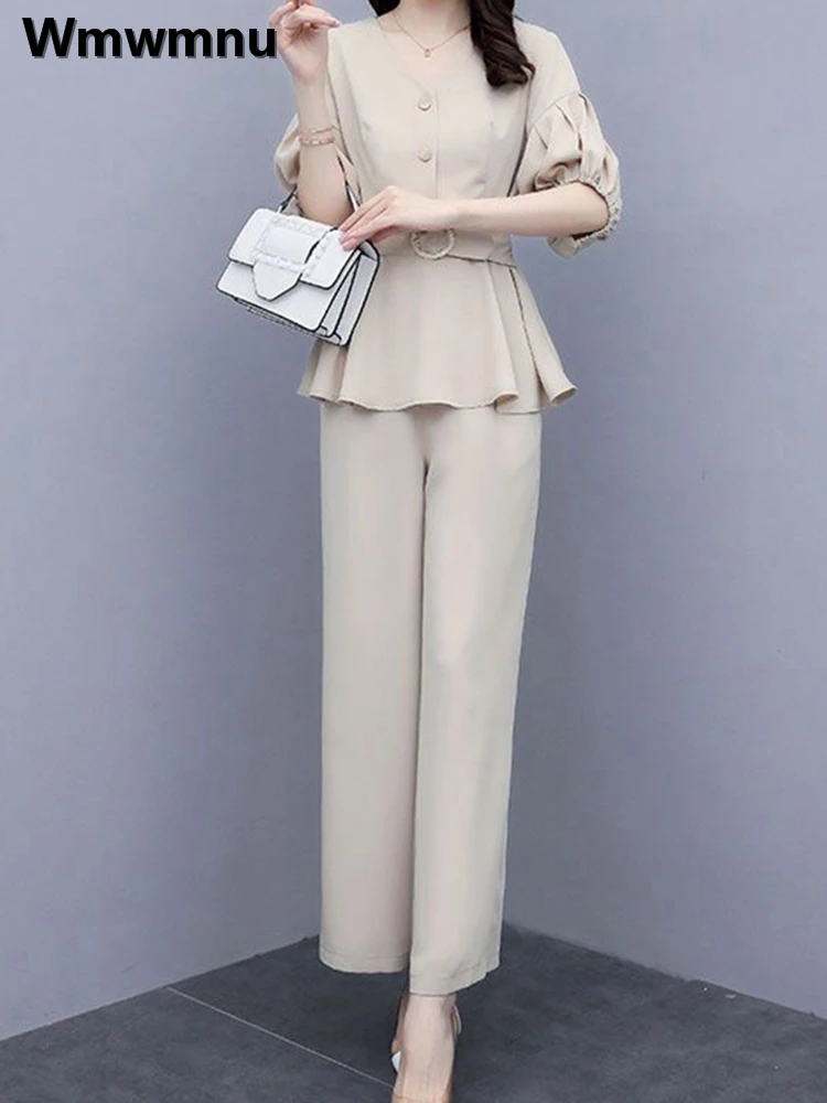 

Женская футболка с поясом и коротким рукавом и брюки с широкими штанинами