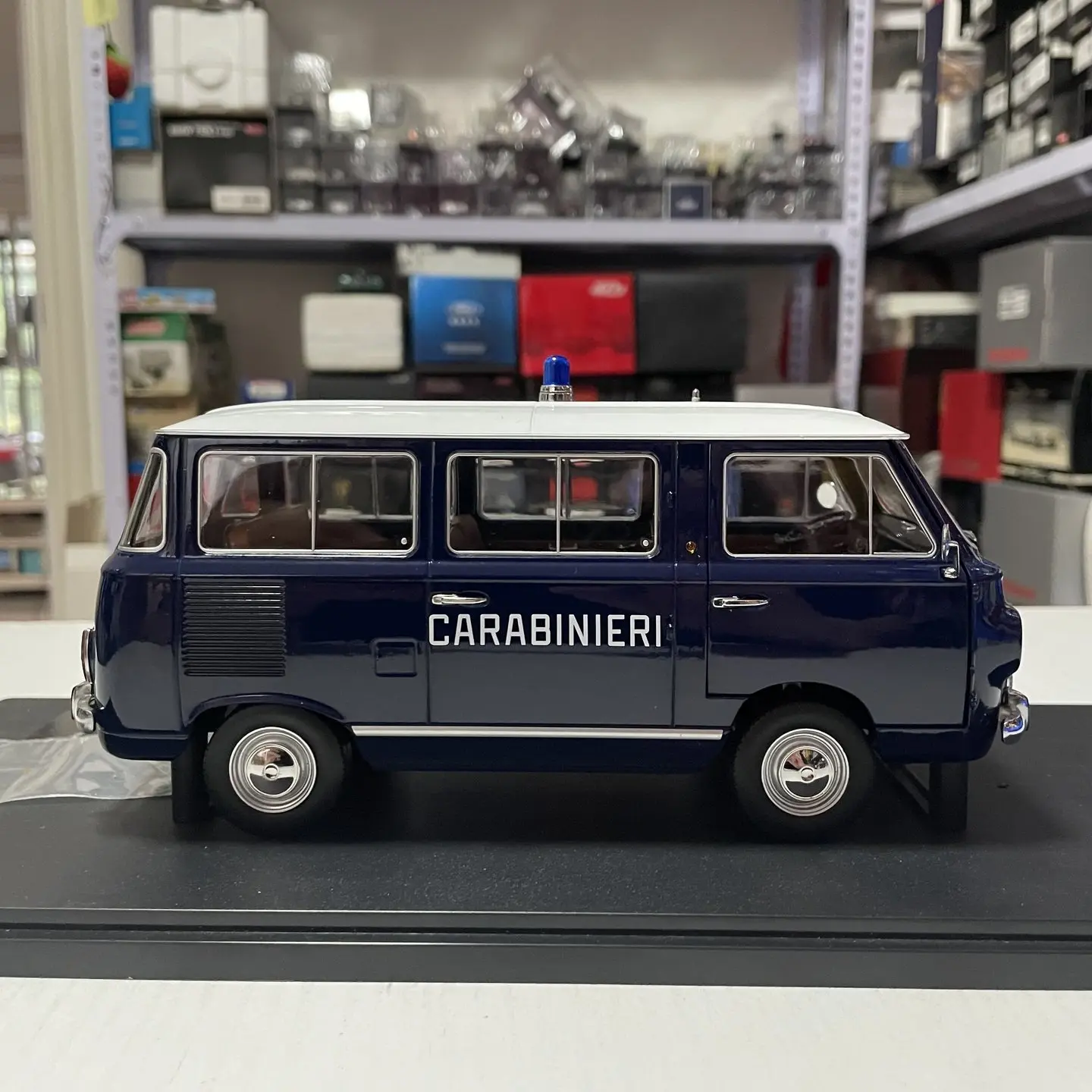 Фото MITICA Масштабная модель 1:18 из литого сплава FIAT 850 Familiare 1970 года, полицейская машина, классическая коллекционная модель, подарок для взрослых, сувенир, статическая модель для демонстрации №4