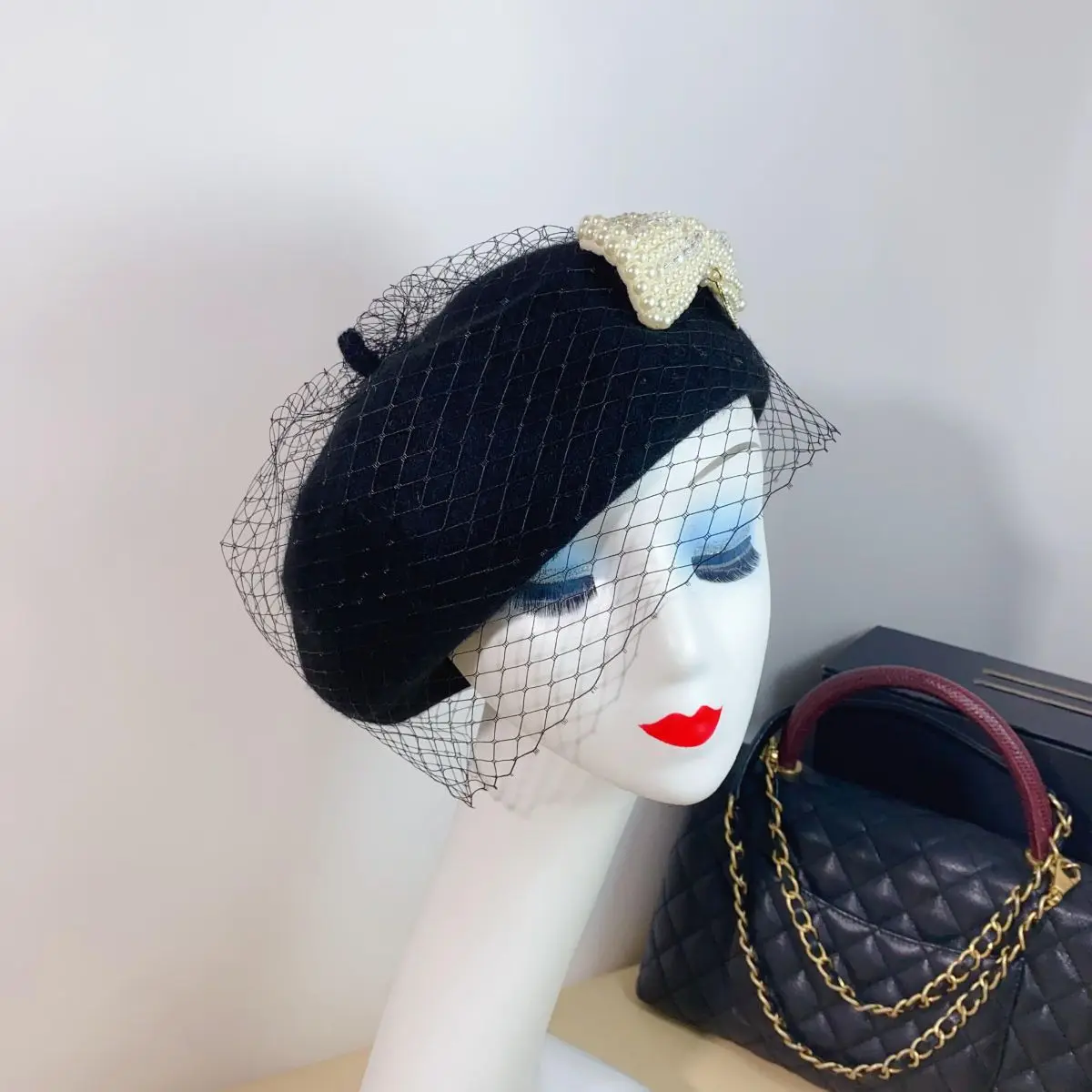 Женская шерстяная шапка художника