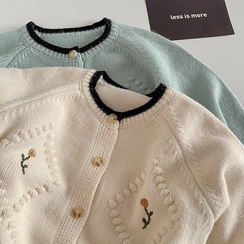 Женский вязаный кардиган с цветочной вышивкой и круглым вырезом