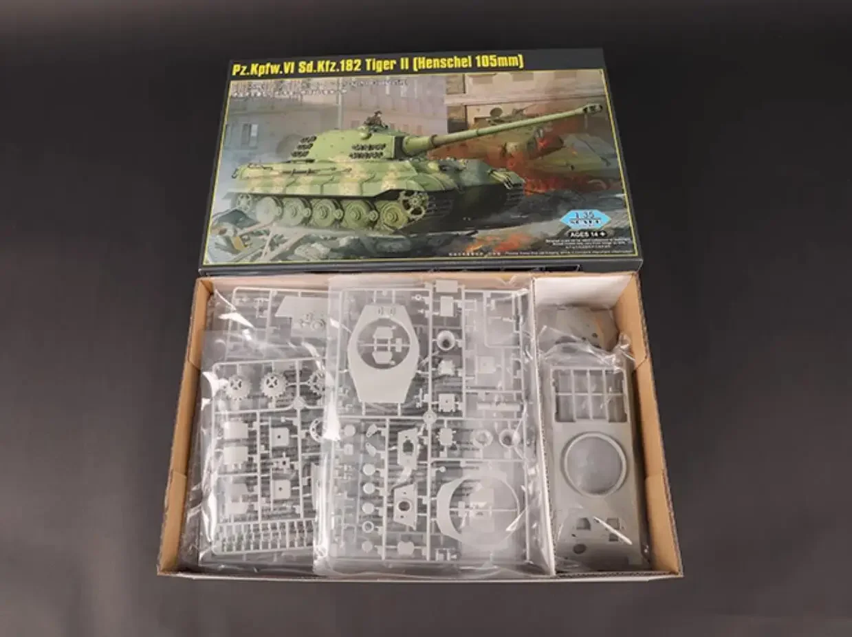 Hobbyboss 84559 1/35 PZ KPFW.VI SD KFZ 182 TIGER II (HENSCHE I 105 мм)