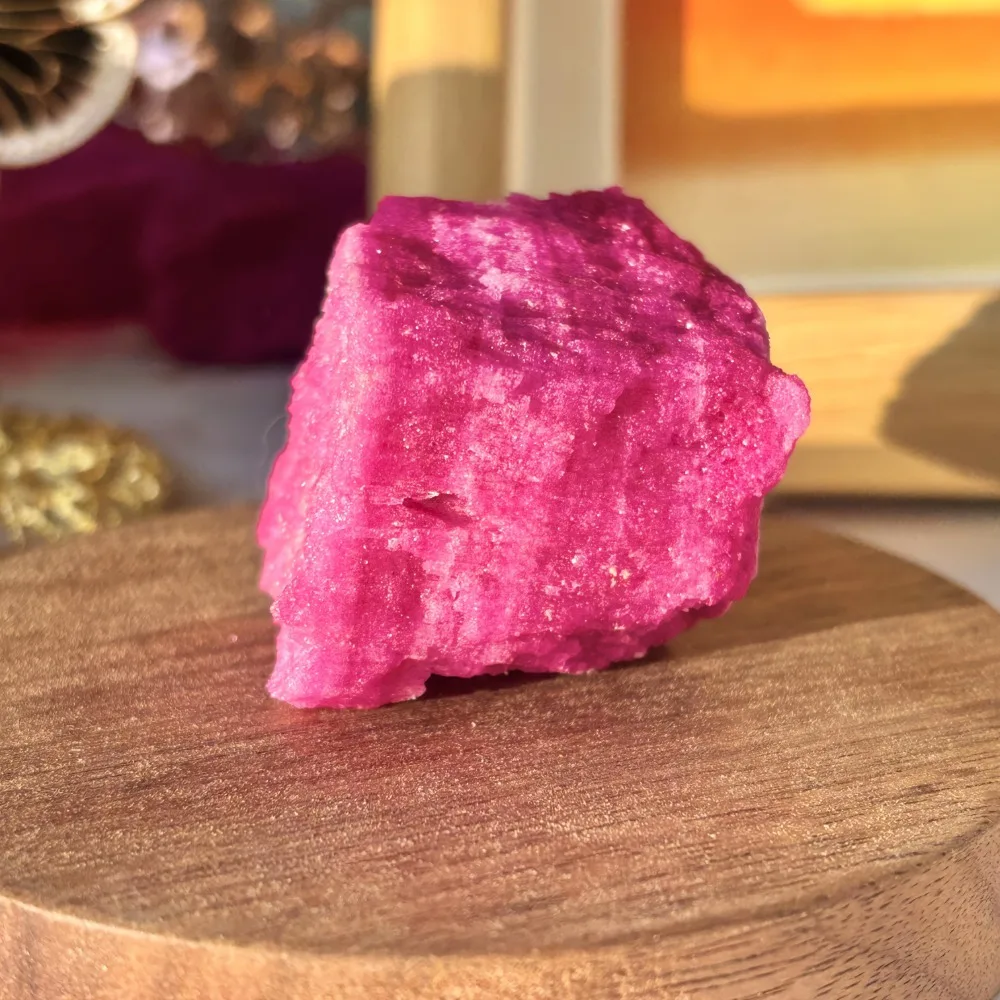 Натуральный красный корунд, рубин, кристалл