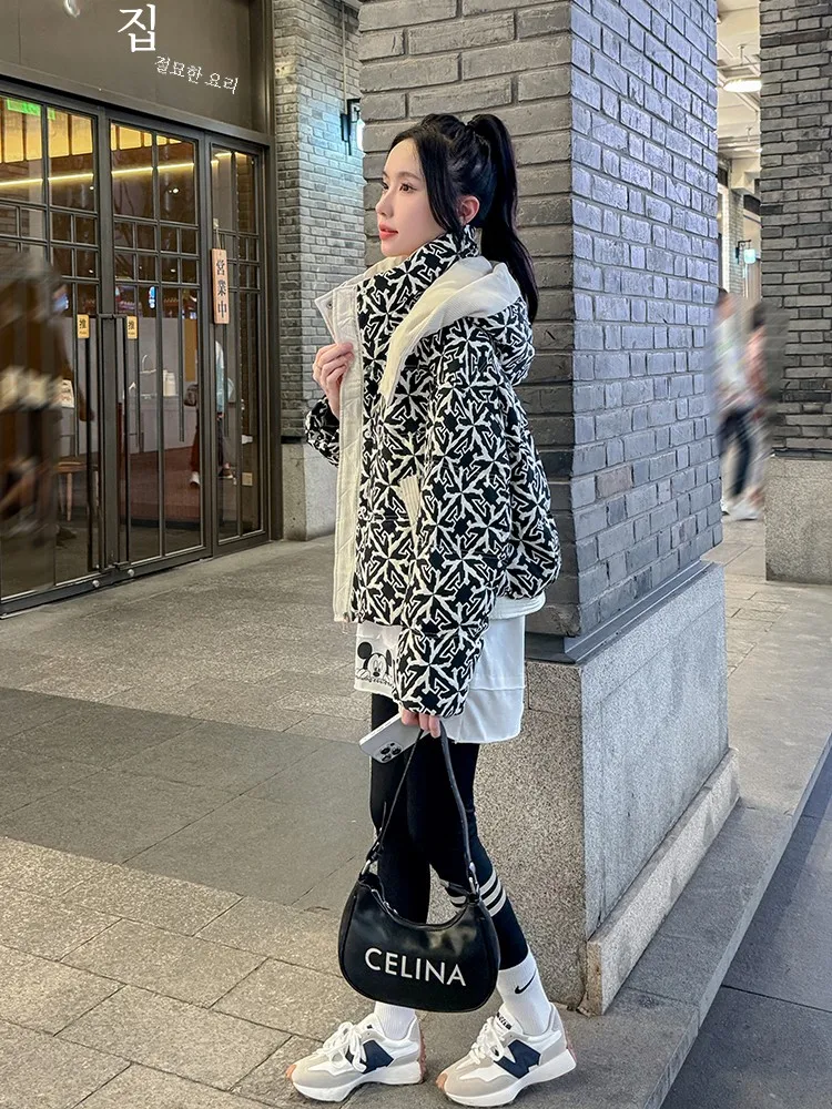 Маленький пуховик женский короткий 2024 зимняя новая мода капюшон с принтом белый