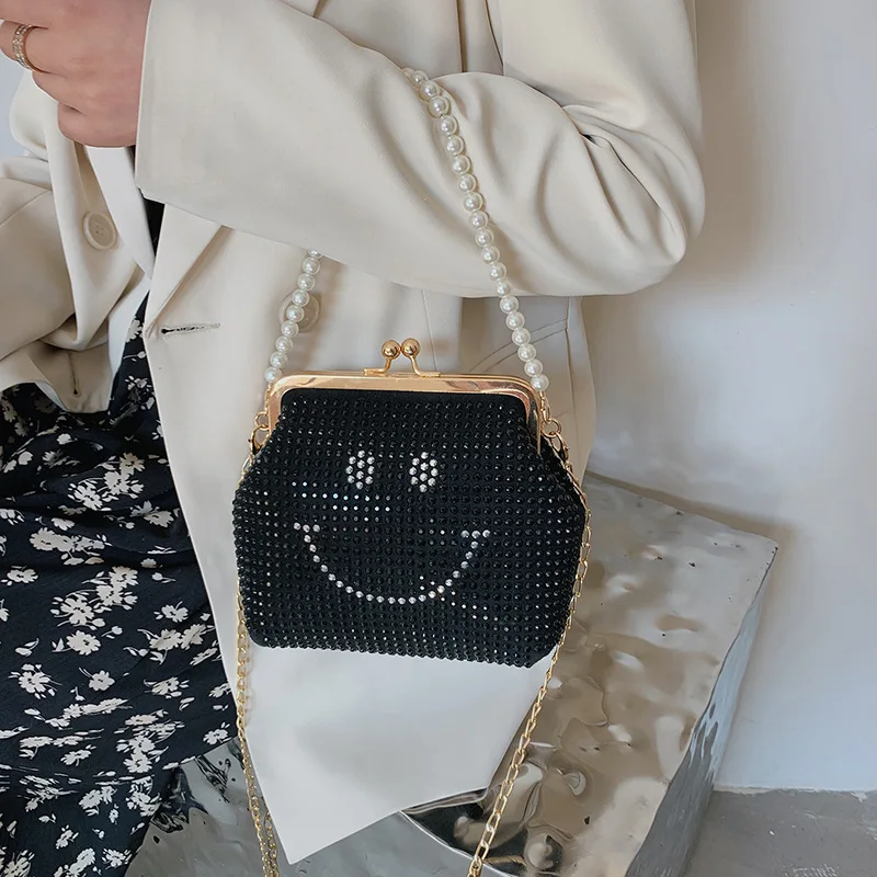 

Новая женская сумочка весна-лето, маленькая квадратная сумка Стразы для уживечерние, женские сумки на плечо, модная трендовая сумка с жемчу...