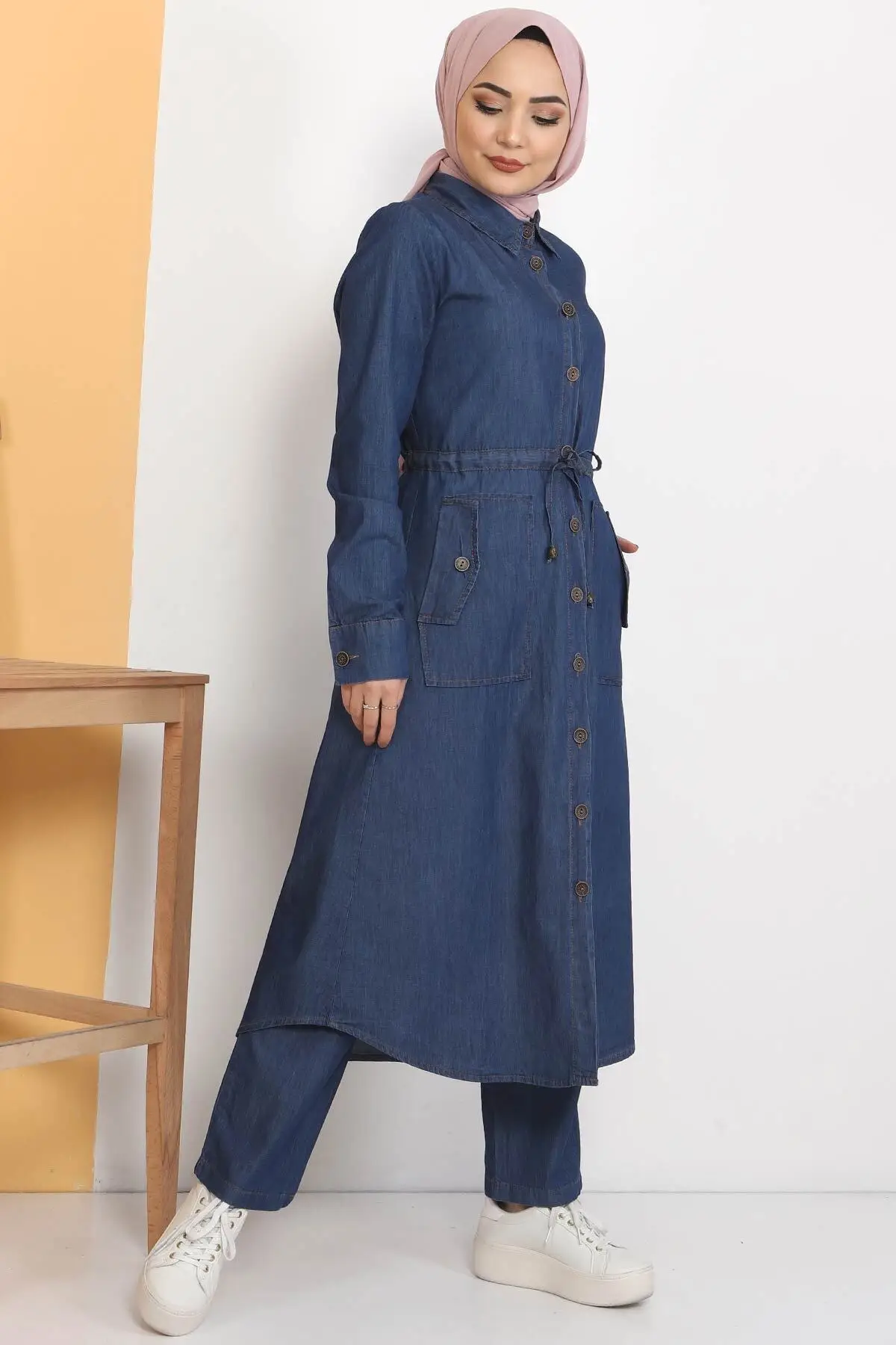 

Women Buttoned Dark jeans with laces 2s Team Women's Islamic Team 2021