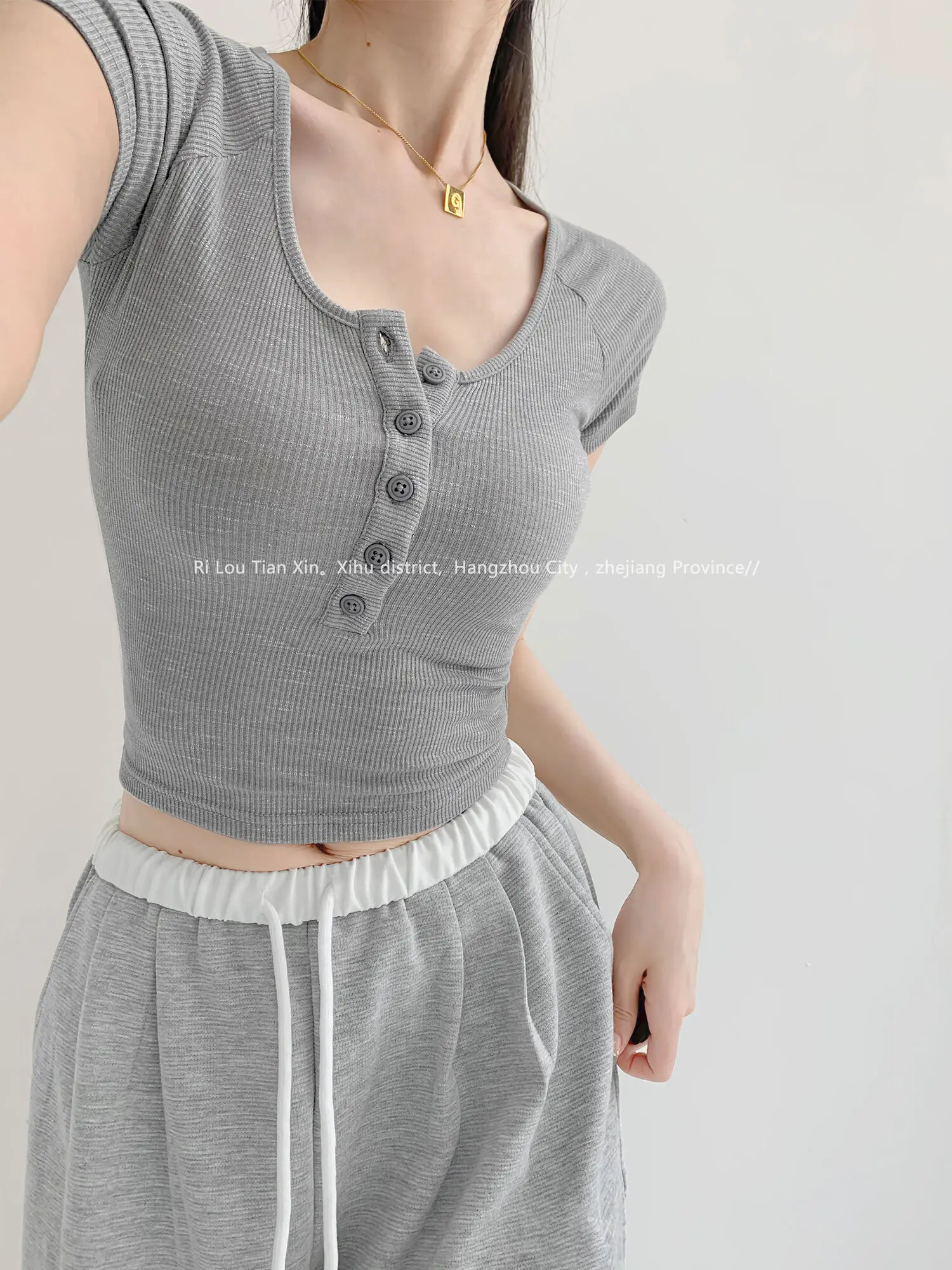 Женская трикотажная футболка с коротким рукавом однобортная Приталенная низким