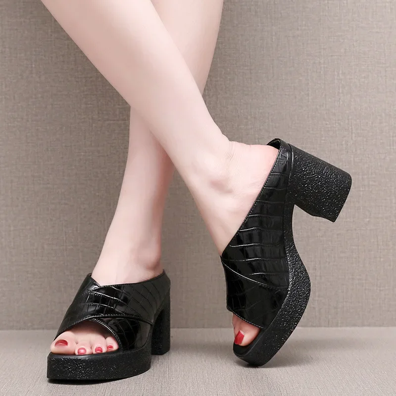 Удобные качественные лакированные кожаные тапочки 8 см женская обувь на