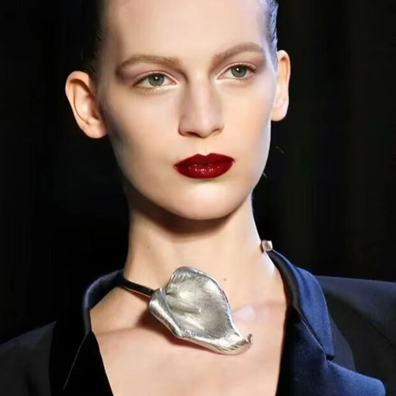 Плиссированное металлическое ожерелье с цветком