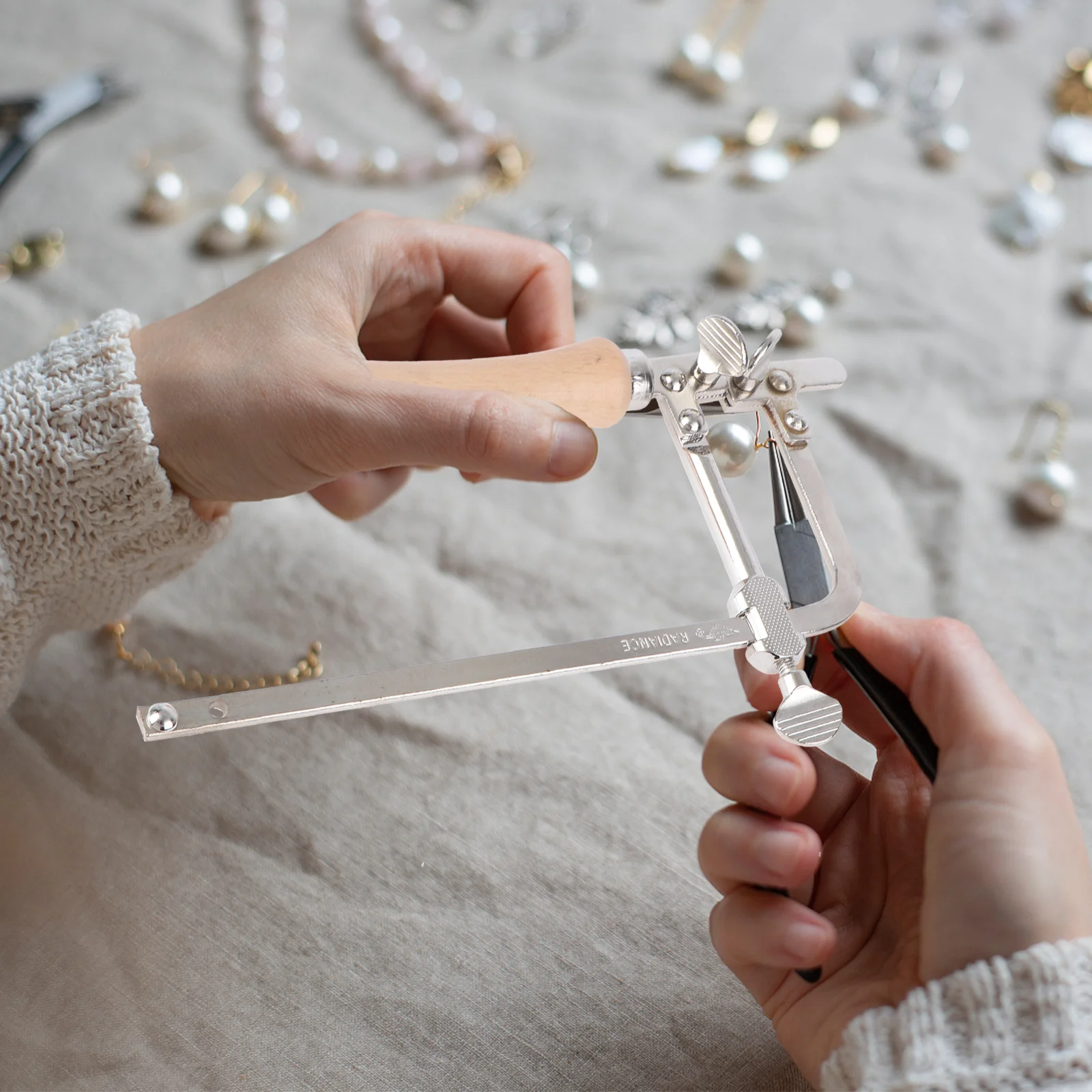 Металлическая ножовка с деревянной ручкой