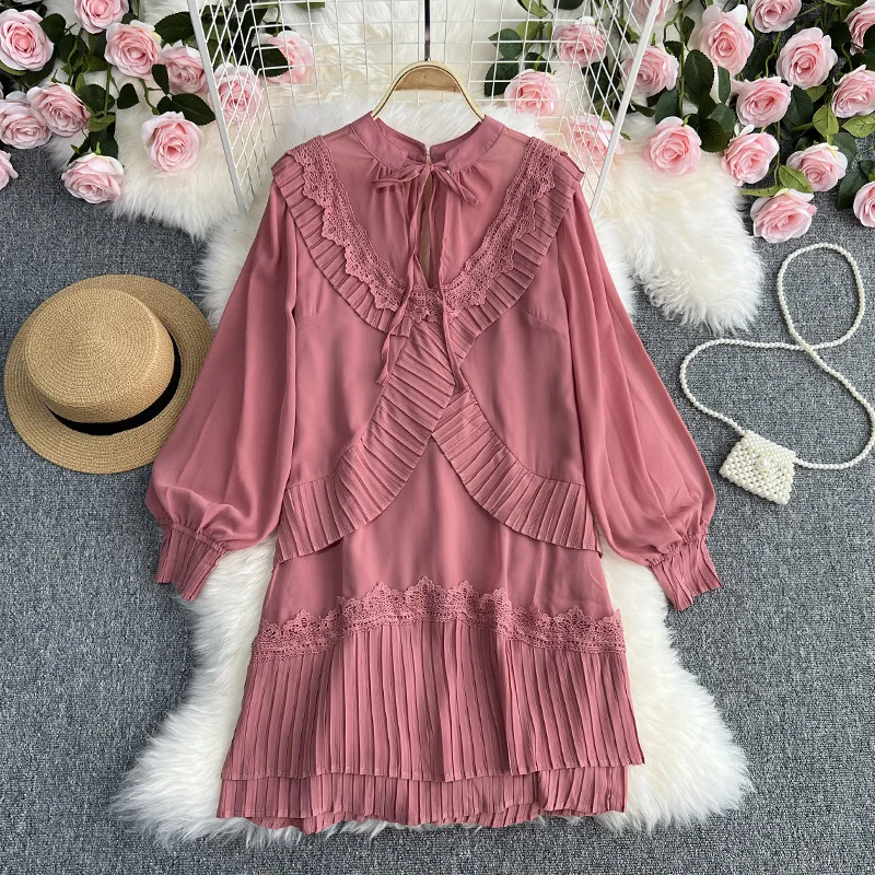 

Женское платье-макси с V-образным вырезом и кружевом