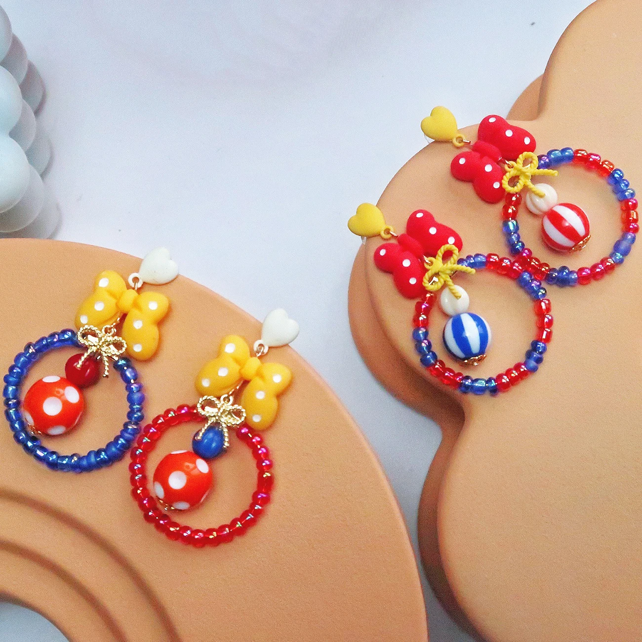 

Женские серьги-гвоздики с цветными бусинами и бантом в форме сердца