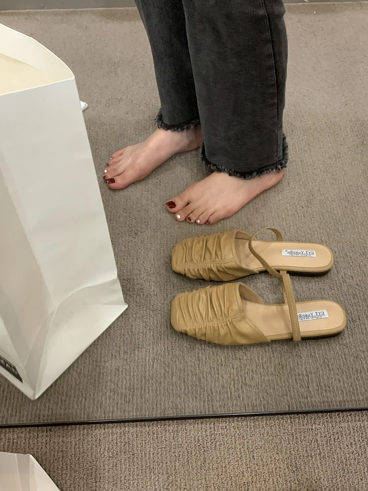 

Женские шлепанцы на плоской подошве, без задника, из ПУ кожи