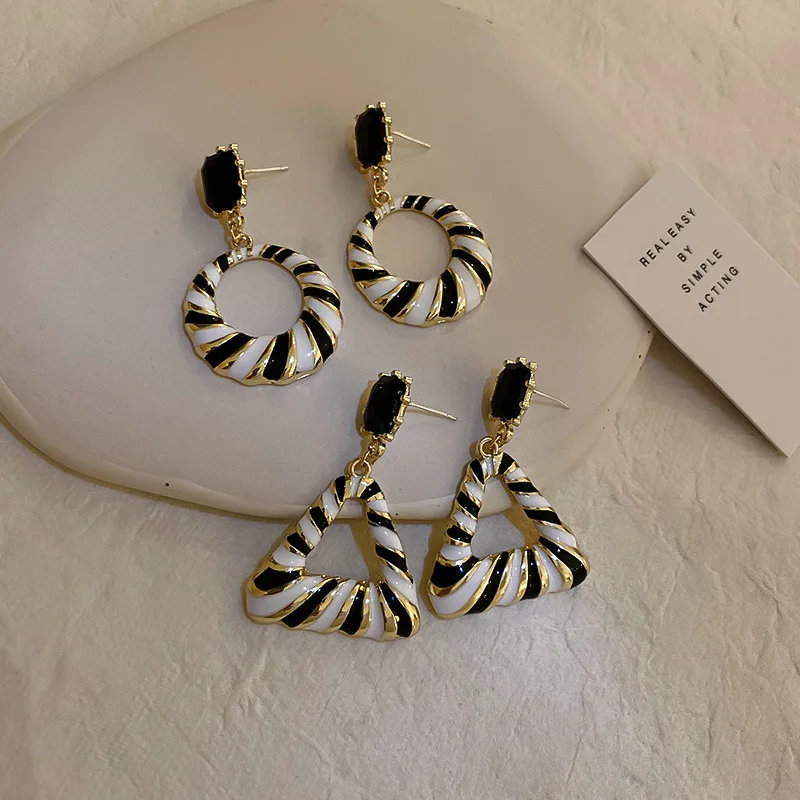

VSnow Exaggerated Hollow Black White Stripe Round Triangle Metal Drop Earring for Women Fairy Rhinestone Gold Earring Jewelry