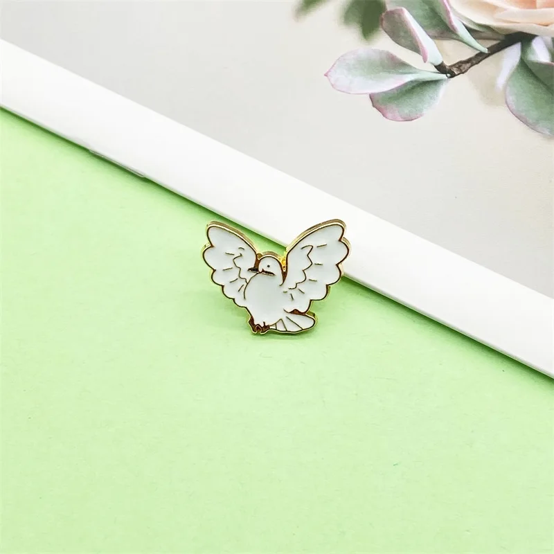 Простая маленькая и милая эмалированная брошь с изображением голубей из