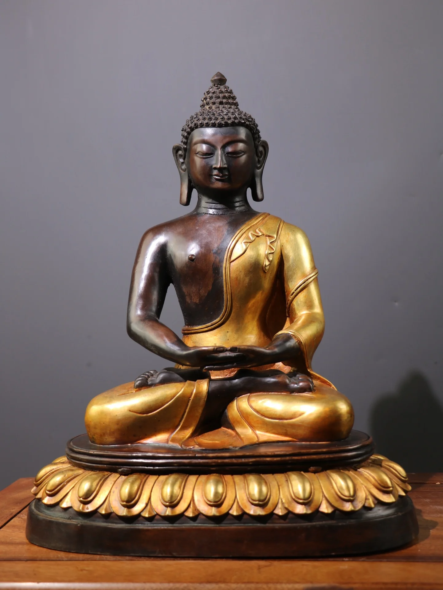 

16"Tibetan Temple Collection Old Purple Bronze Gilded Amitābha Buddha Sakyamuni Lotus Platform Sitting Buddha Worship Hall