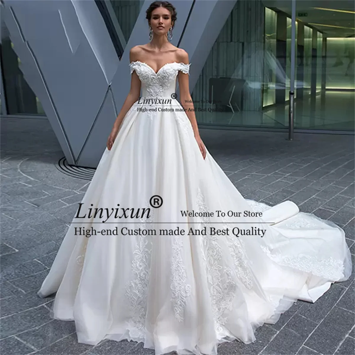 eleganckie suknie ślubne z odkrytymi ramionami i koronkowymi aplikacjami o linii A bez rękawów księżniczki tren sądowy długa suknia De Mariage