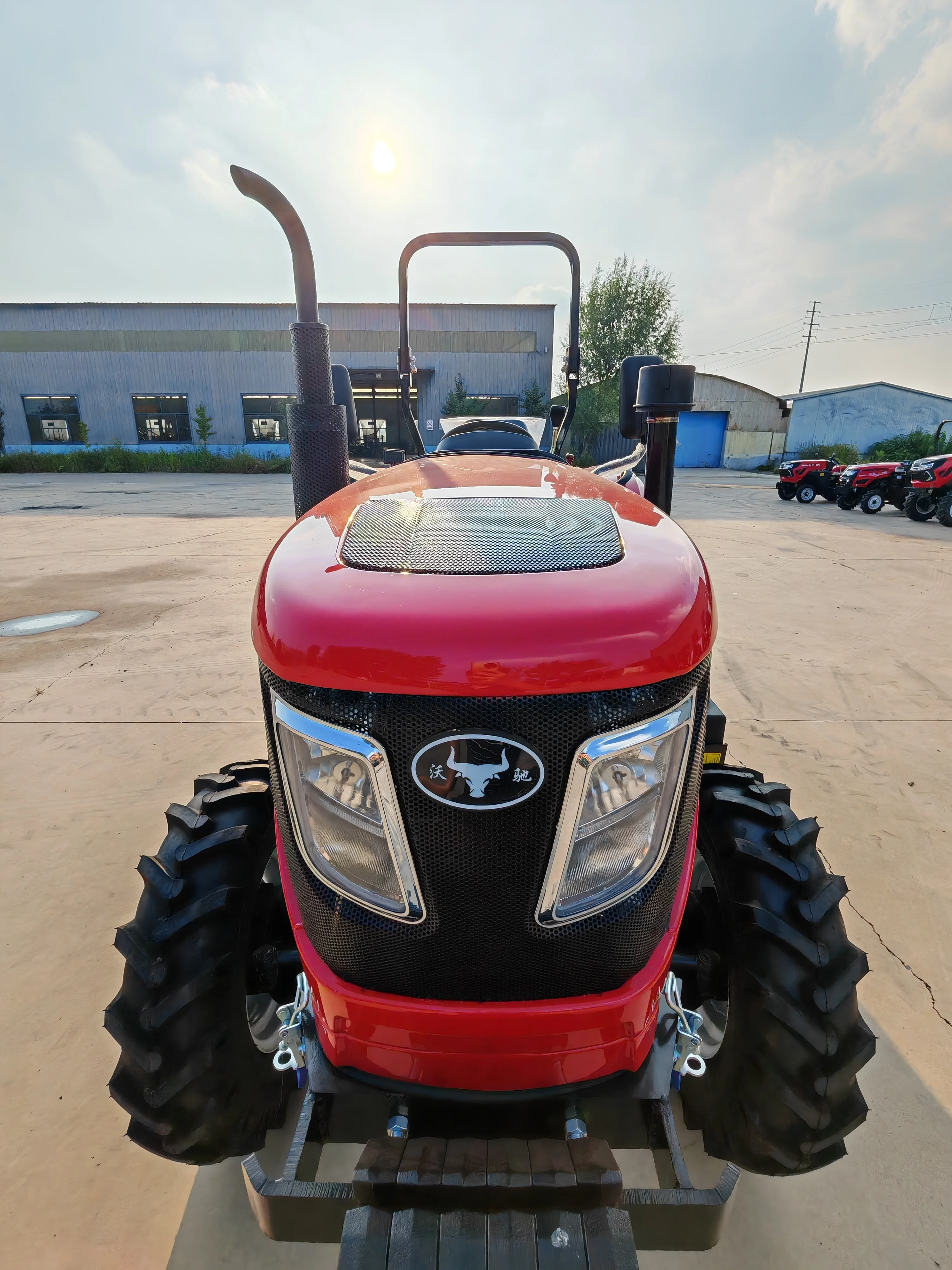 Фото Компактный сельскохозяйственный трактор 4WD с 8+2 передачами, 25/40/50/60 л.с., стандарт выбросов EPA Euro 5, мини-трактор для малых фермерских хозяйств №4