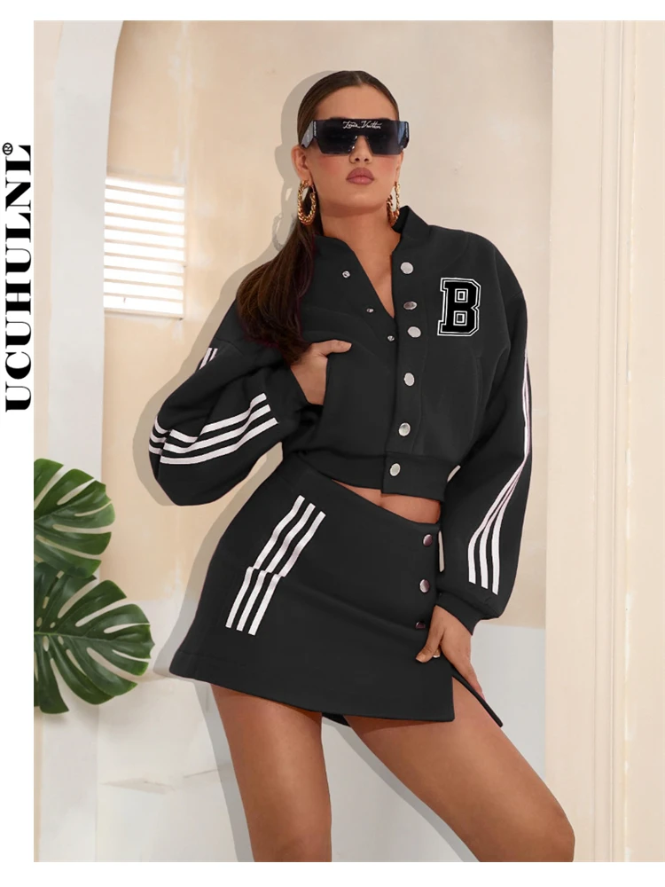 

Женский комплект из двух предметов: бейсбольная куртка и мини-платье с надписью