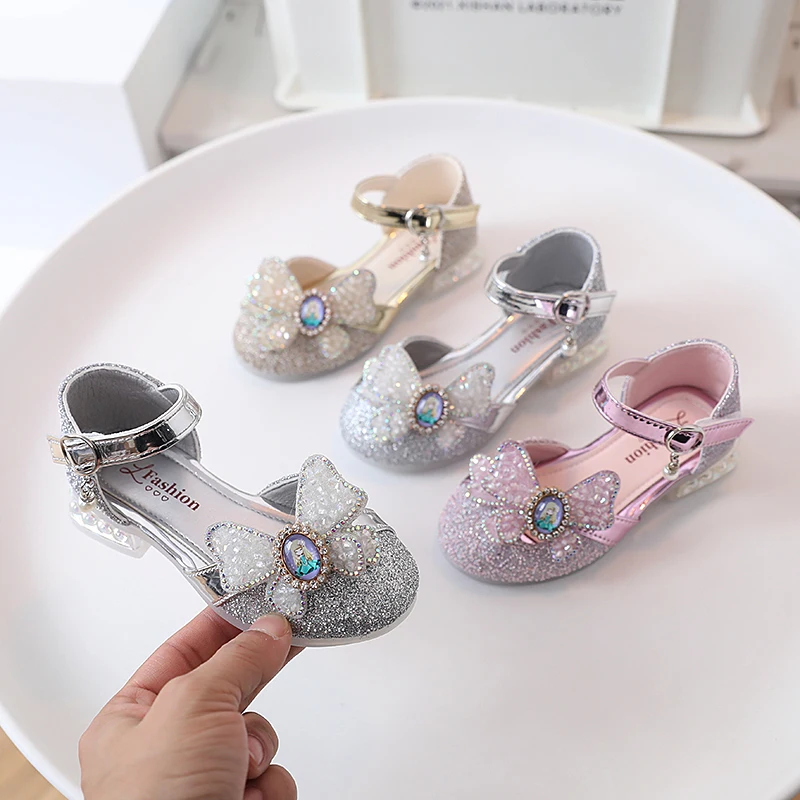 

Босоножки для девочек с украшениями, новинка 2022, модные летние кожаные босоножки принцессы с мультяшным рисунком, бантом, стразами и жемчуг...