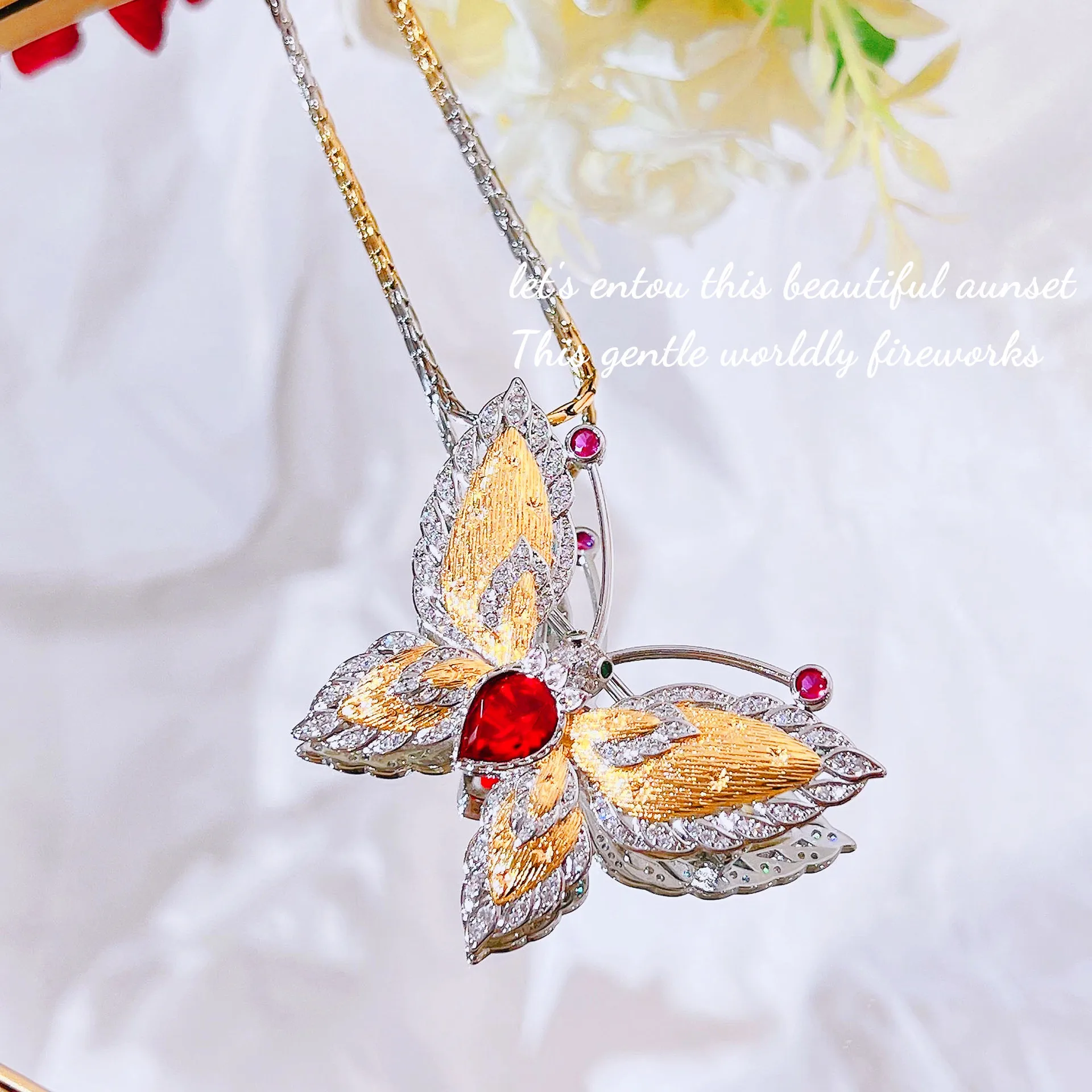 

Foydjew Italian Retro Carved Jewelry Butterfly Pendant/Brooch Simulation Pigeon Blood Ruby Necklaces Two-wear Style Accessories
