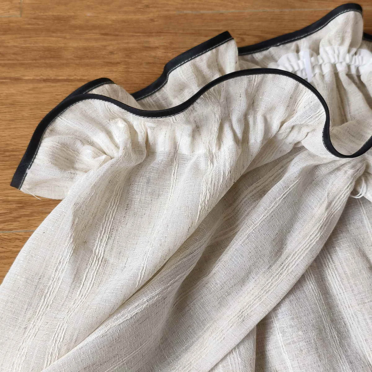 Японские прозрачные шторы в бежевую полоску с черными краями короткие