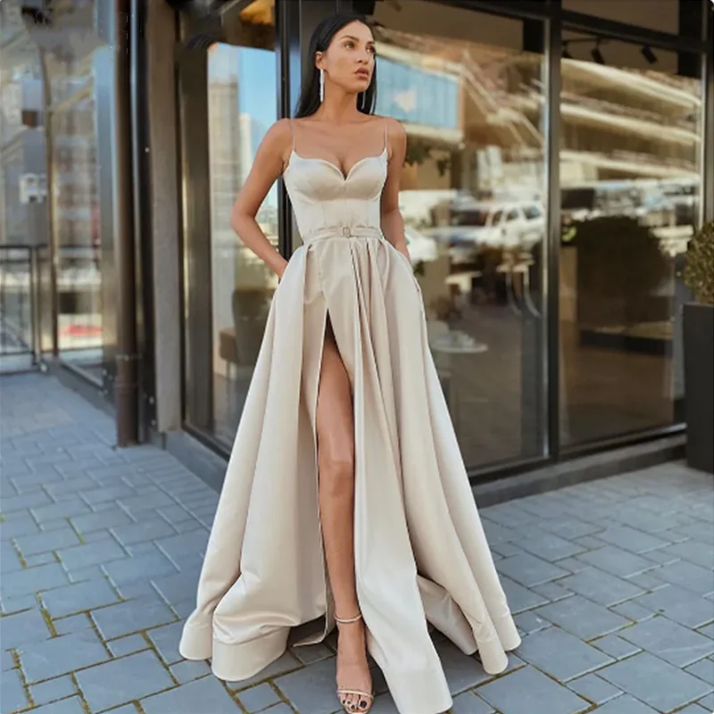 Женское атласное платье на тонких бретельках