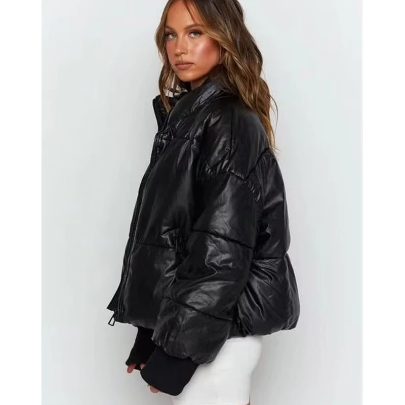 

Женский короткий пуховик с карманами и воротником-стойкой