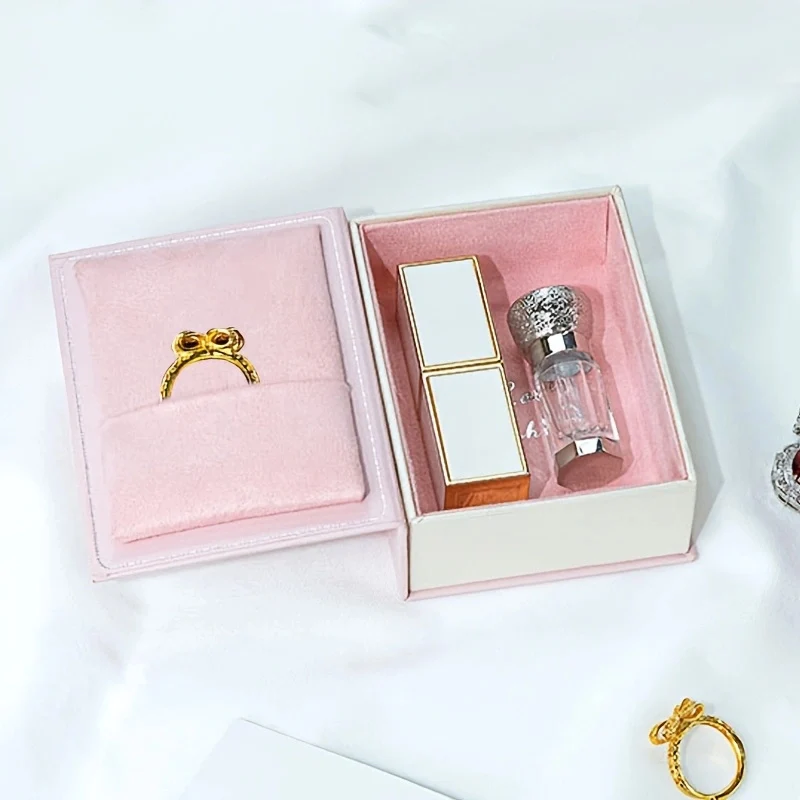 

Бархатная шкатулка для украшений в форме книги