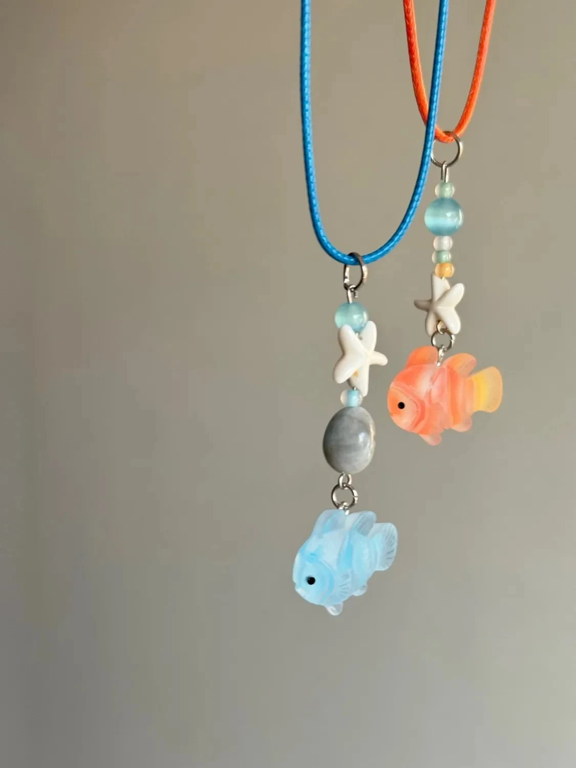 Пара ожерелий из медного сплава