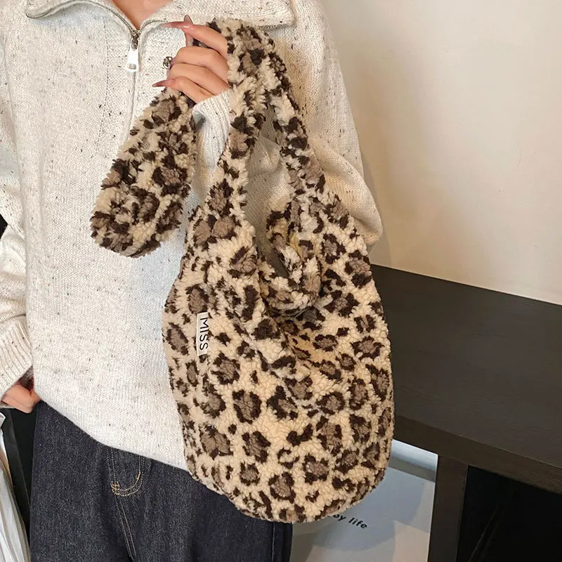 Модный тренд ленивый стиль милые контрастные цвета осенне-зимняя популярная