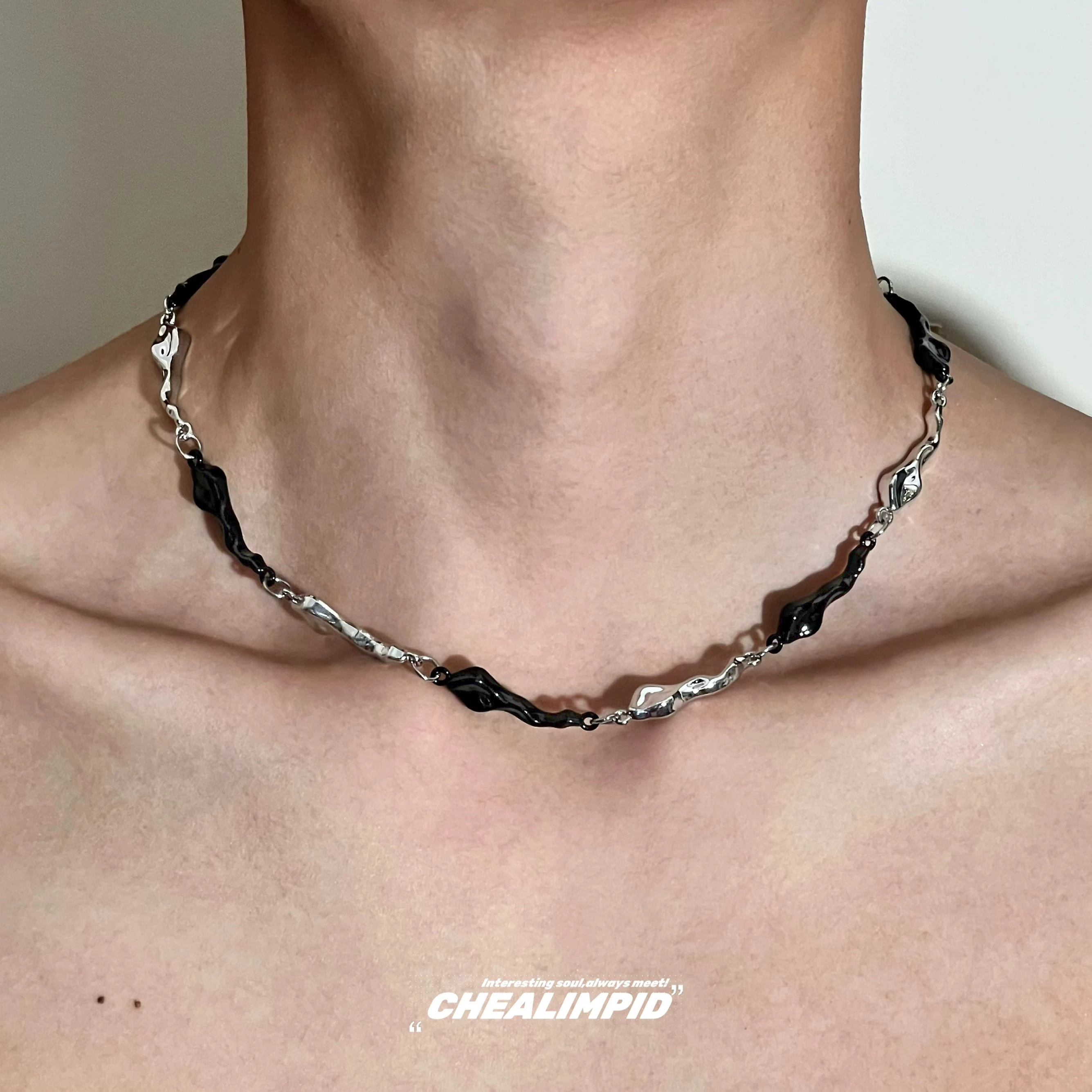 Чеальimpid/. Нерегулярная волна черно-белое лоскутное ожерелье контрастного цвета