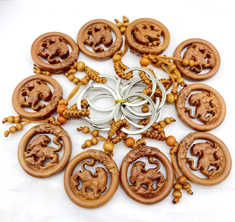 Новинка 2022 модный брелок из красного дерева с трехмерной гравировкой подвески в