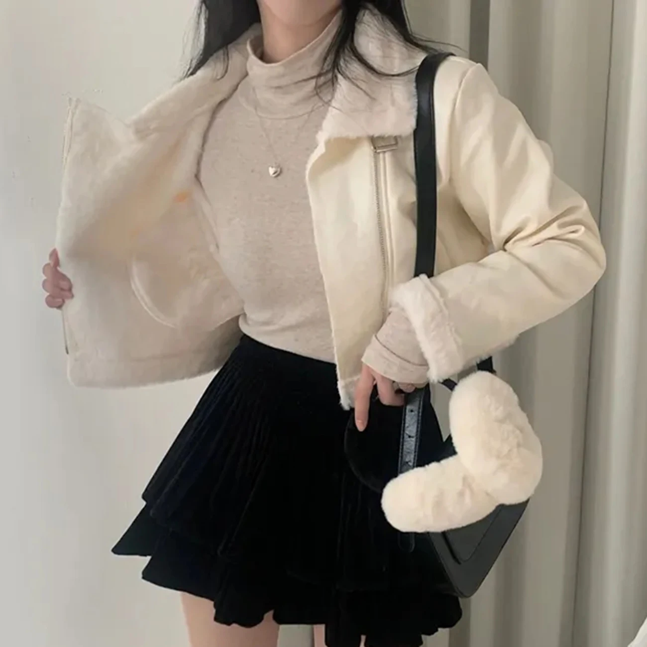 Куртка женская из искусственной кожи на молнии составного кроя