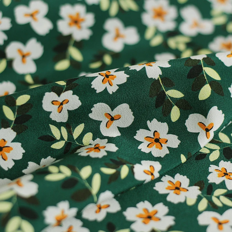 

Шелк тутового шелкопряда, эластичная ткань крепдешина, темно-зеленый маленький белый цветочный принт, мягкая женская одежда, ткань для шитья на метр