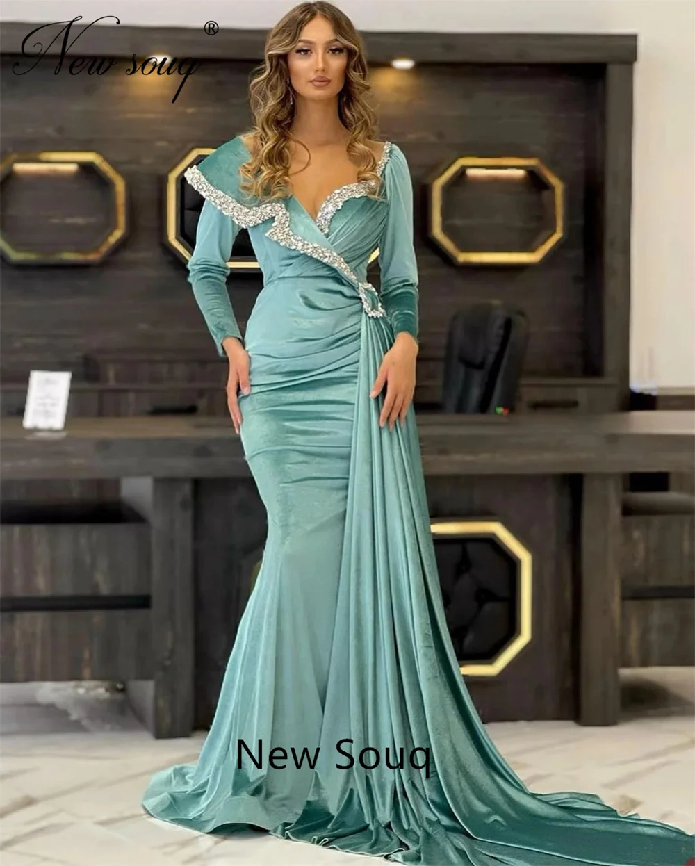 

Женское платье с длинным рукавом и юбкой-годе