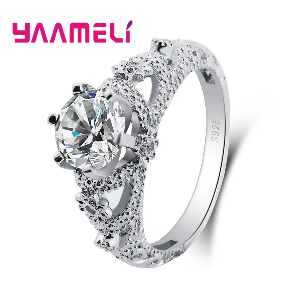 Женское кольцо с инкрустацией из фианита серебряное в виде цветка