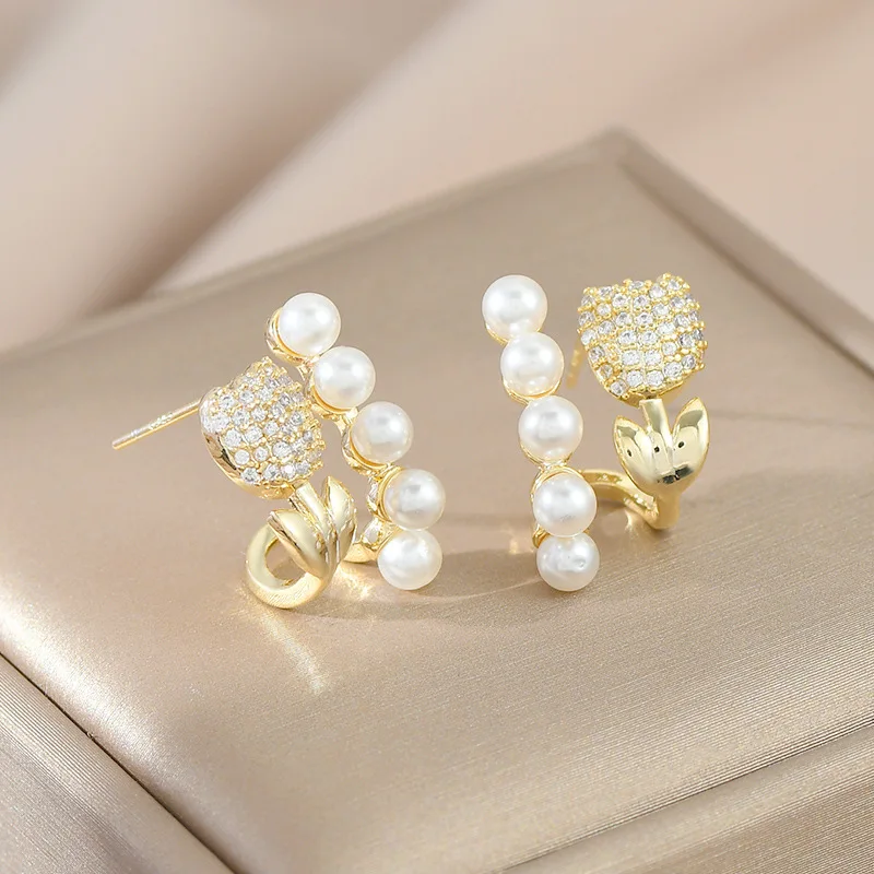 

Autumn and winter new temperament senior sense rose petal ear accessories fashion everything matching pearl earrings