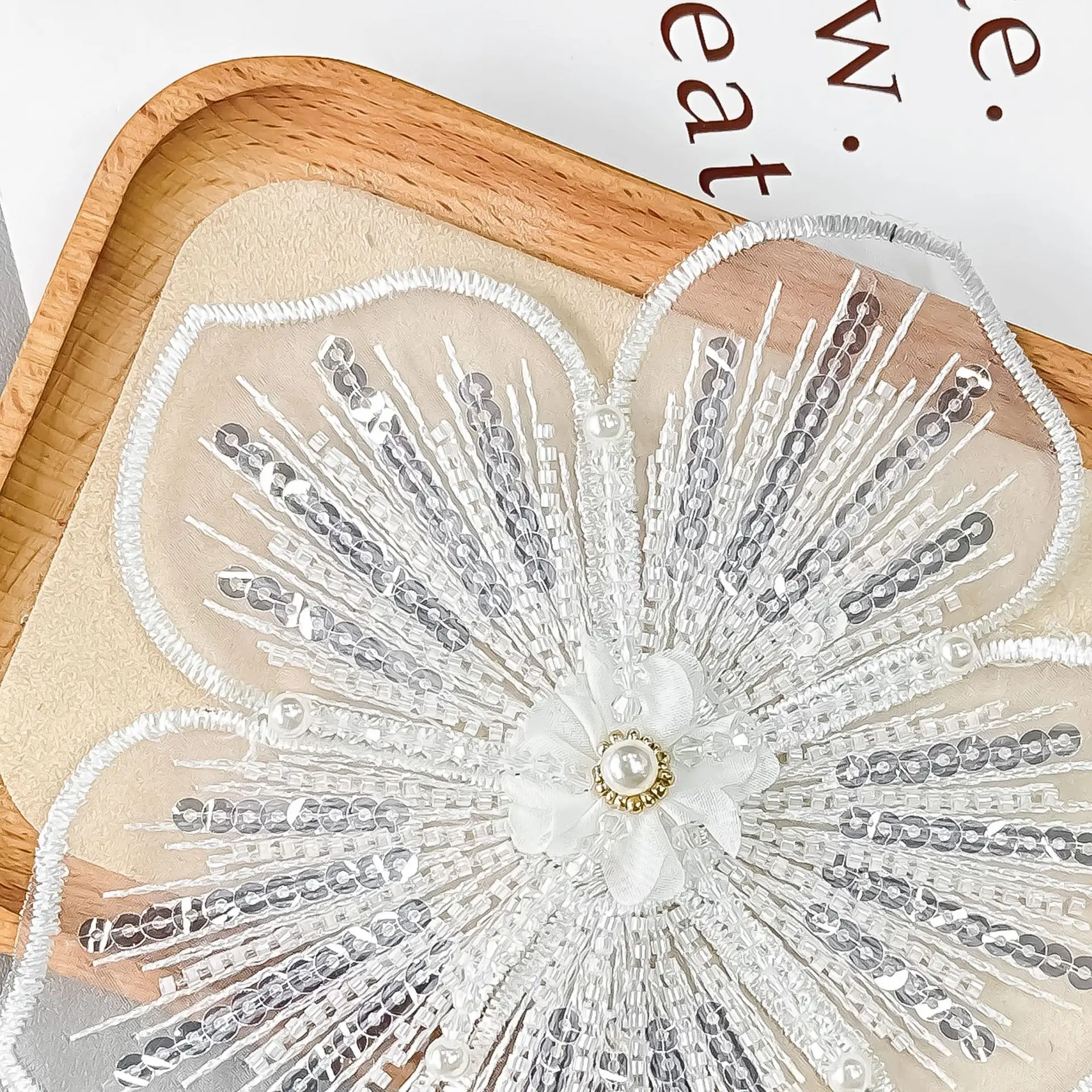 2 шт. белые нашивки с блестками и бусинами