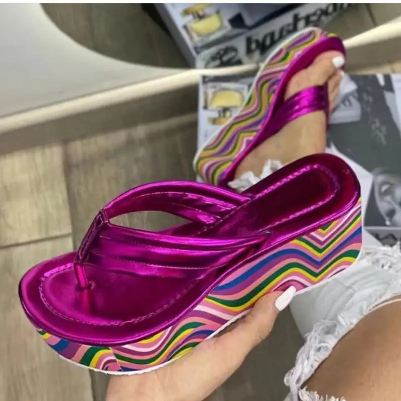 

2023 Summer New Women's Large Brand Thick Sole Fashion Slope Heel Pinch Toe Matsuke Wearing Beach Sandals And Slippers Outside